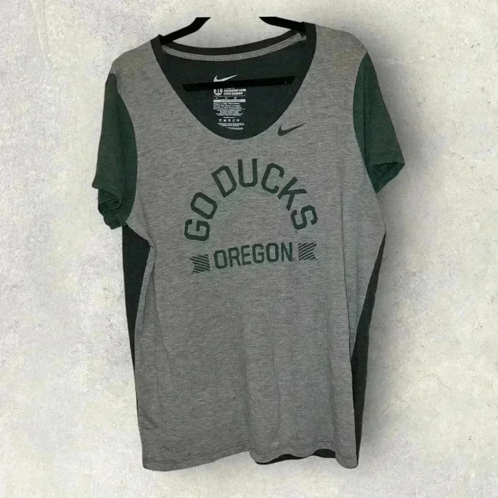 Women’s UofO ducks shirt size XL
